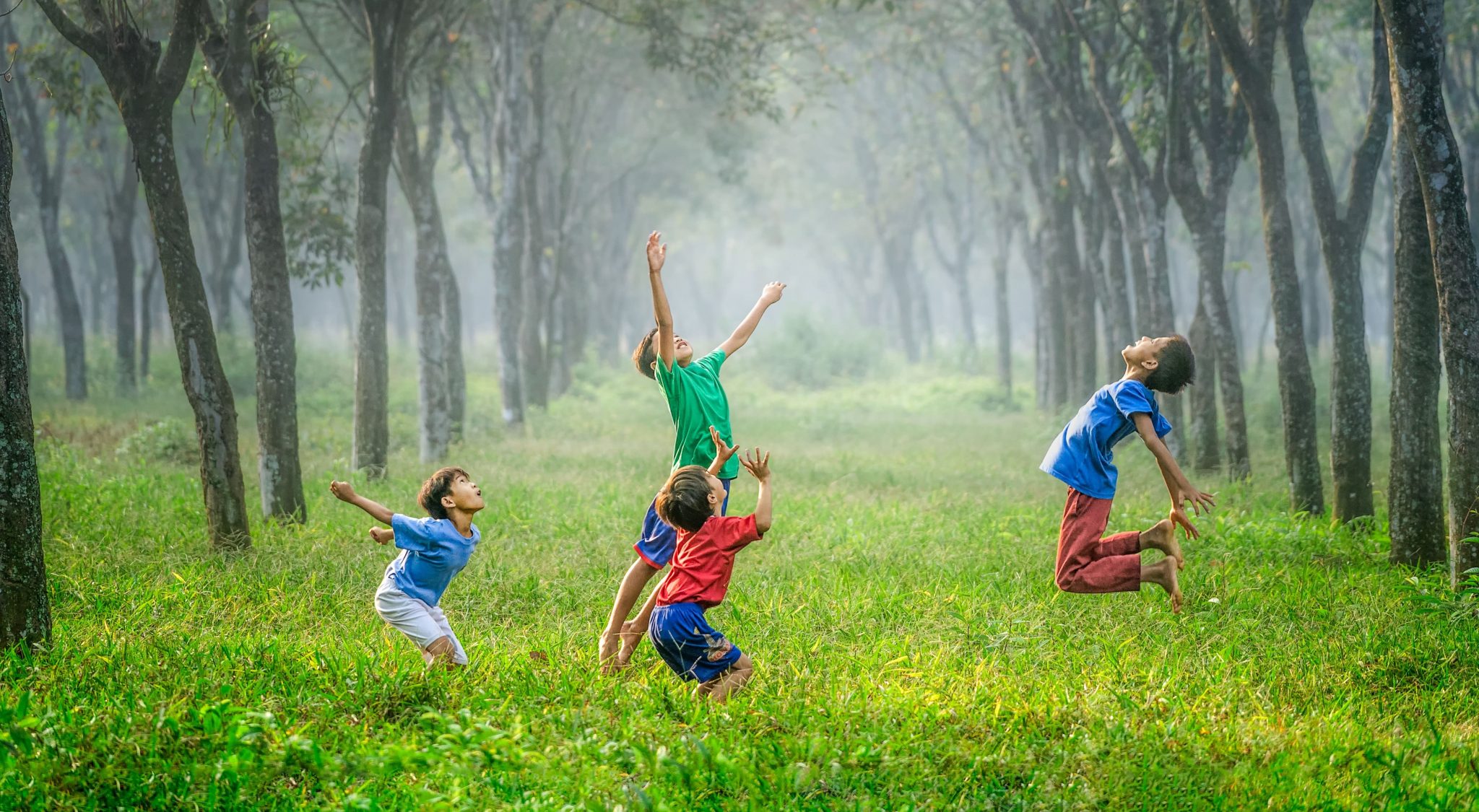 Enfants jouant dans la nature